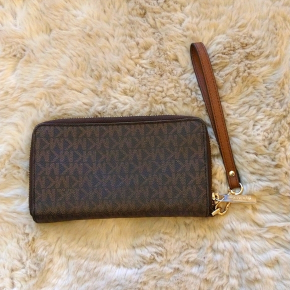 VGUC Michael kors phone wallet / wristlet. - Picture 2 of 5